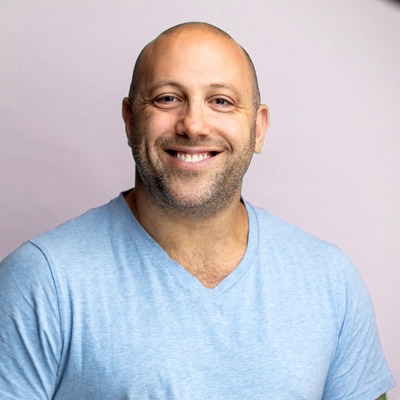 Portrait of Rafael Niesten, founder of Groove, smiling in a light blue t-shirt